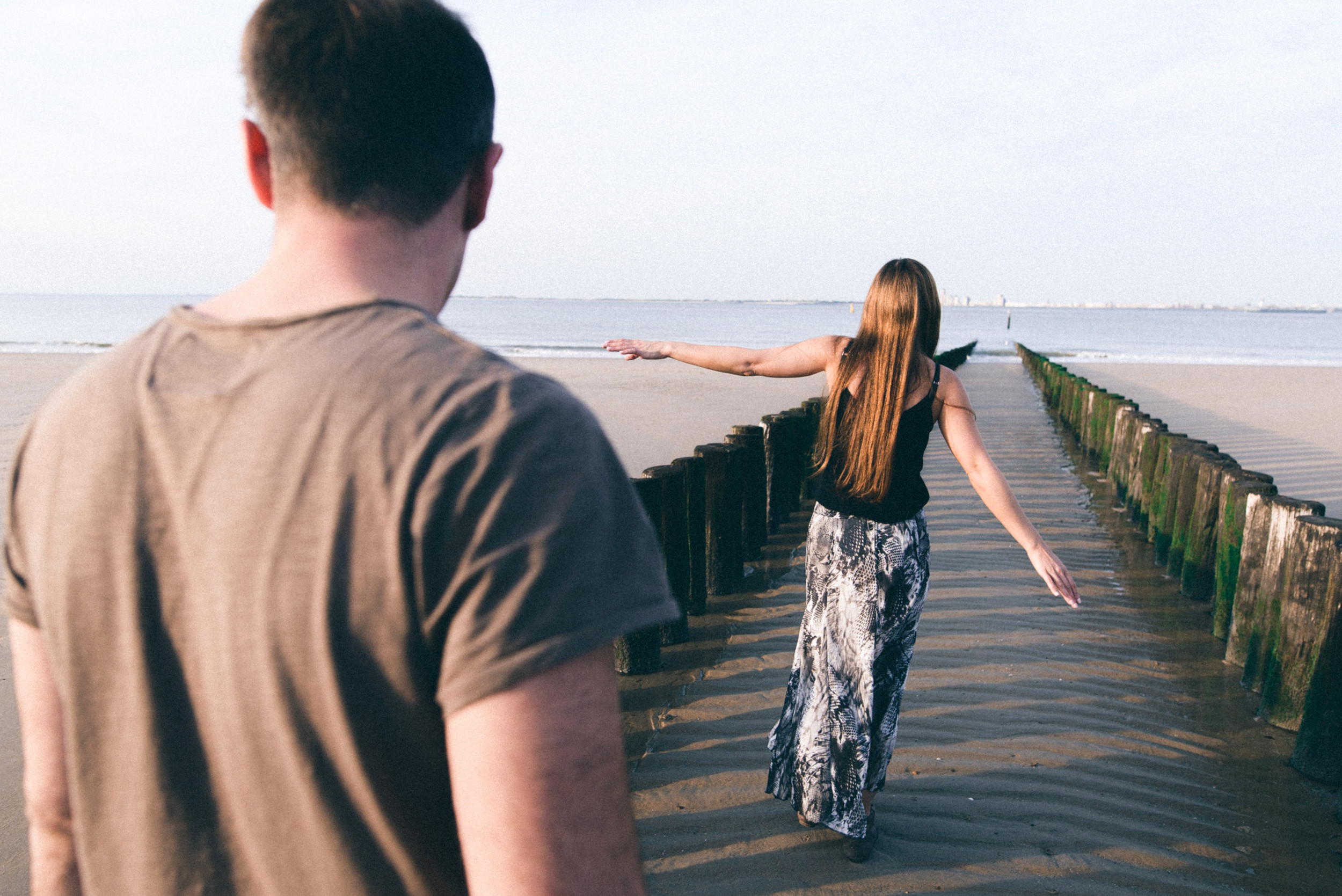 Bild zu Paarshooting am Strand in Breskens - Teil 2 mit Caro & Henning