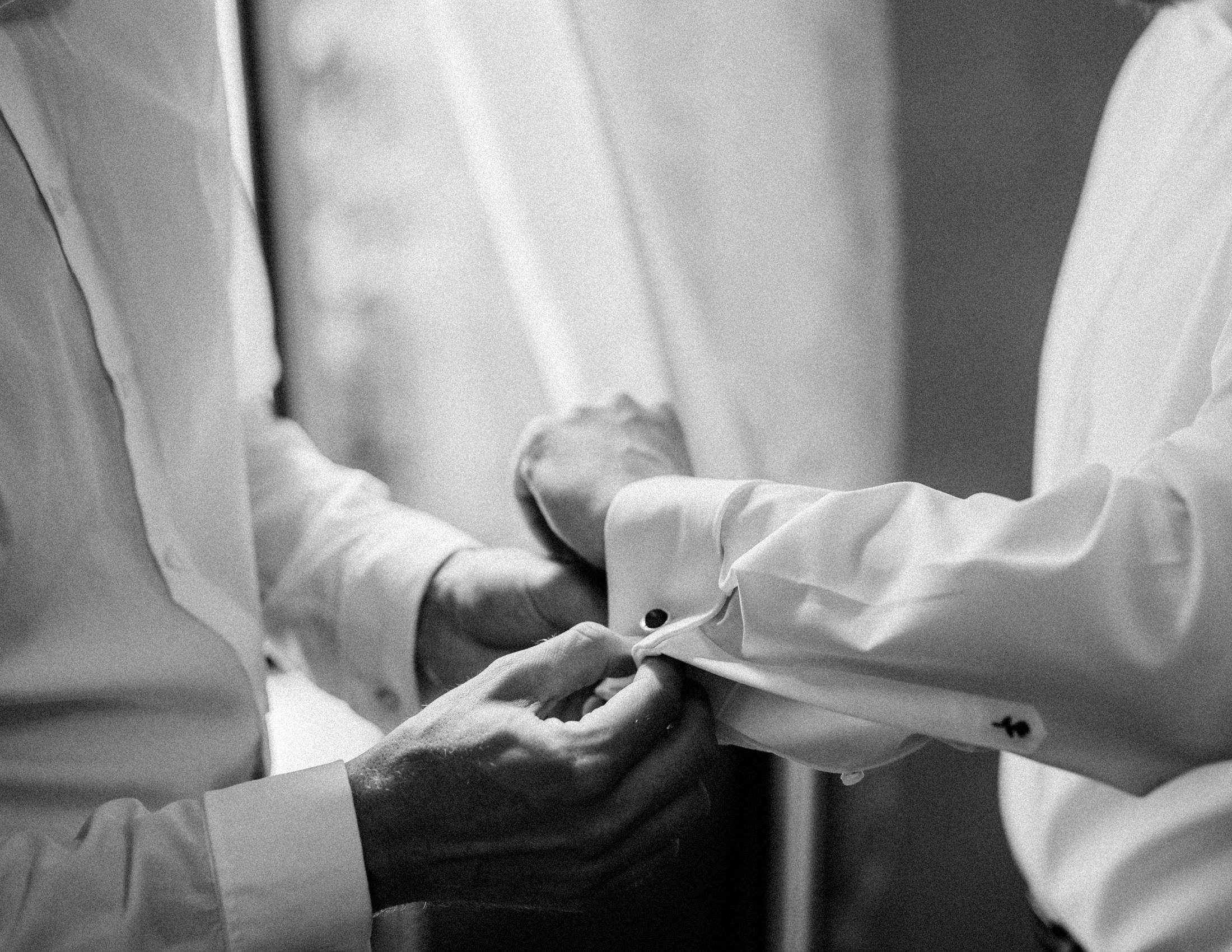 Detail vom Ankleiden des Bräutigams in der Stalla Rheni Bonn