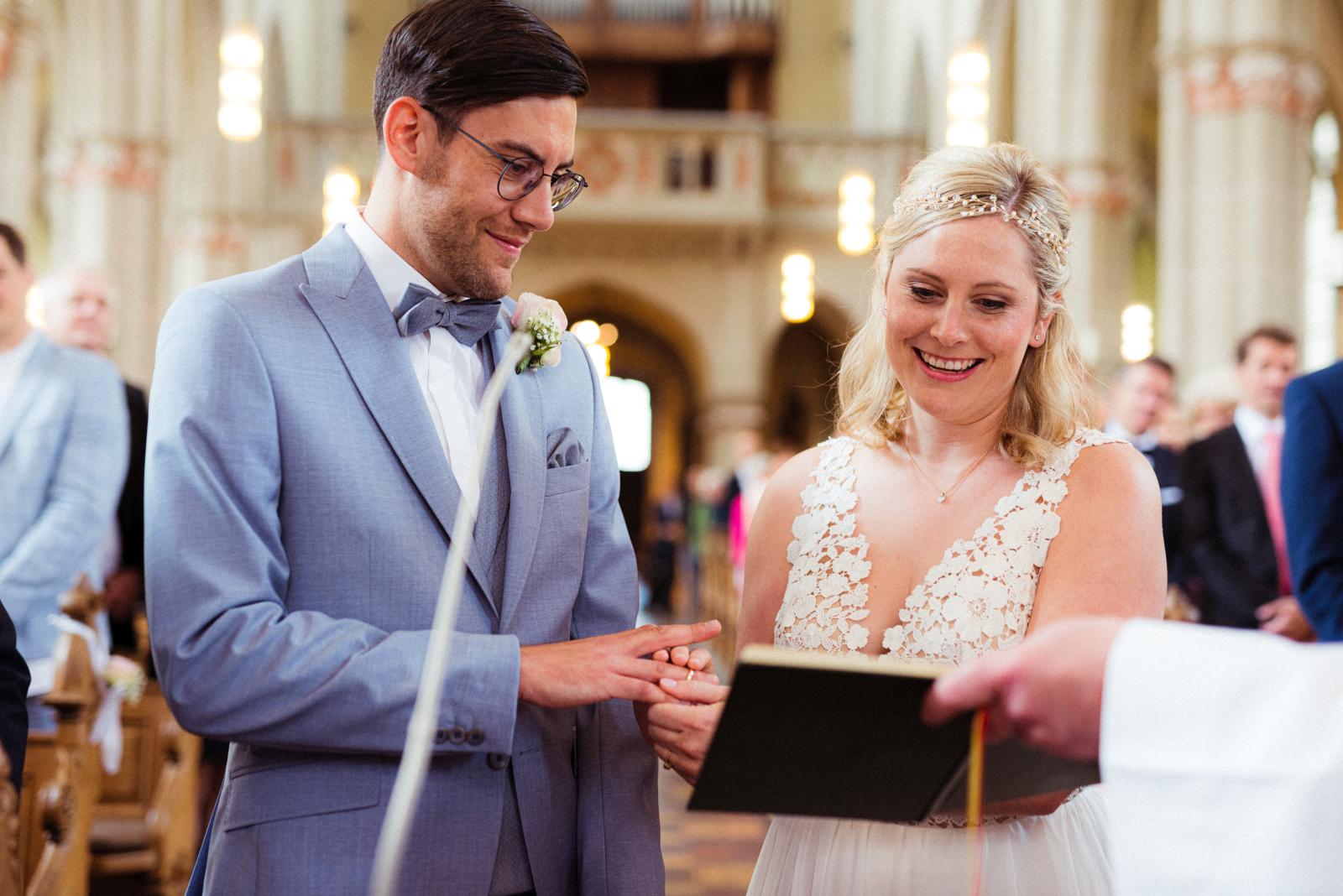 Hochzeitspaar bei der Hochzeit in der St. Maria Magdalena Kirche in Bonn