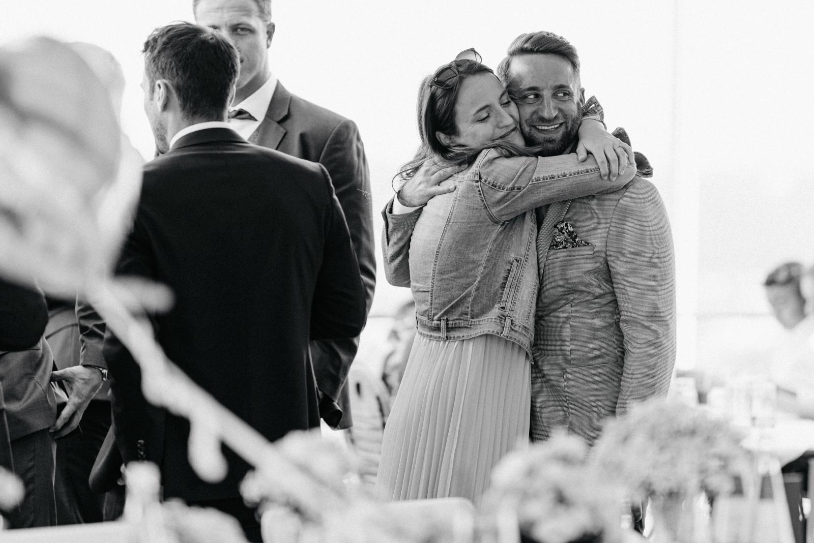 Hochzeitstag auf dem Rolandsbogen - glückliche Menschen