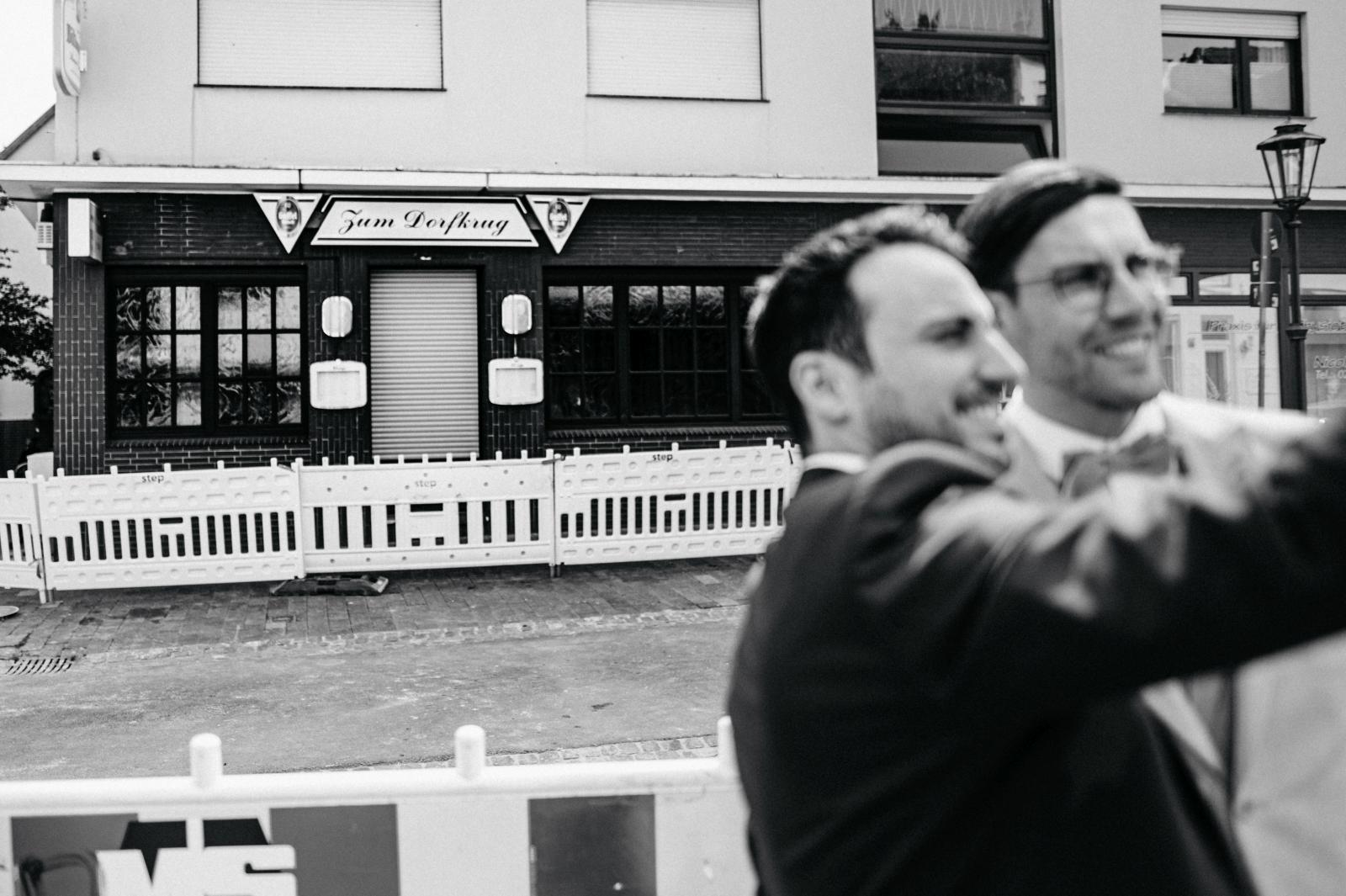 Bräutigam und seine Freunde auf dem Weg zur Hochzeit