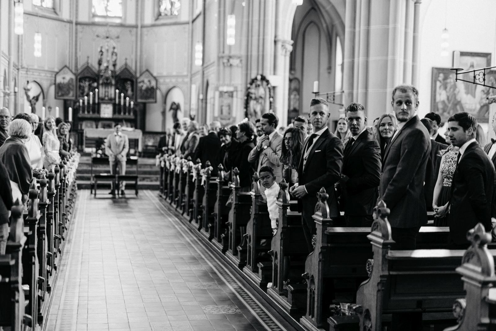 Die Hochzeitsgäste erwarten die Braut, Rolandsbogen Remagen